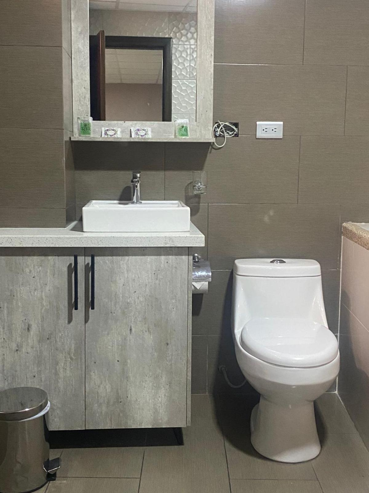 Stelar Hostal Куэнка Экстерьер фото